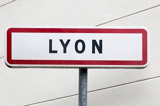 Panneau d'entrée de la ville de Lyon, zone d'intervention pour les travaux d'étanchéité de toitures-terrasses.